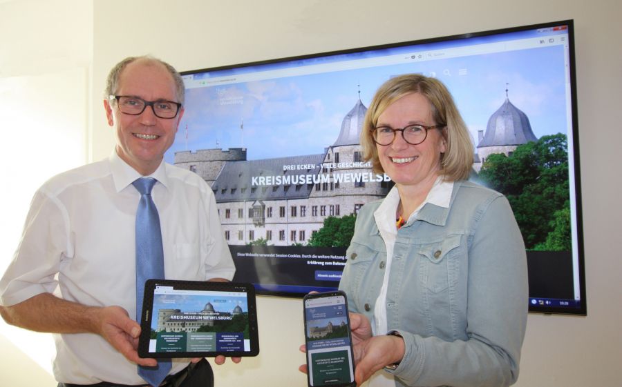 : Laden dazu ein, Geschichte auch online zu entdecken: Landrat Manfred Müller und Kirsten John-Stucke, Leiterin des Kreismuseums Wewelsburg, beim offiziellen Start des neuen Internetauftritts der Wewelsburg. Foto: Amt für Presse- und Öffentlichkeitsarbeit, Kreis Paderborn, Michaela Pitz